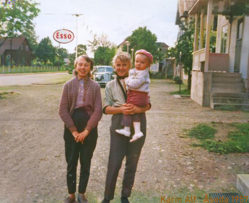Karin och kompis samt jag. Järnvägsgatan Åseda.
