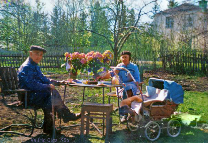 Valfrid och Olga 1956.
Jag är någrrra månnader gammal och håller mej under filten i barnvagnen.