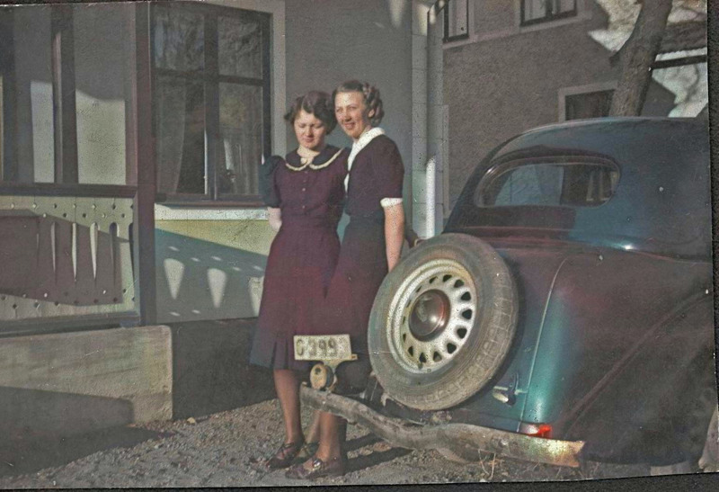 Faster Majken och en kompis utanför farfars hus, Järnvägsgatan 13 Åseda,
Farfars bil syns jämte.