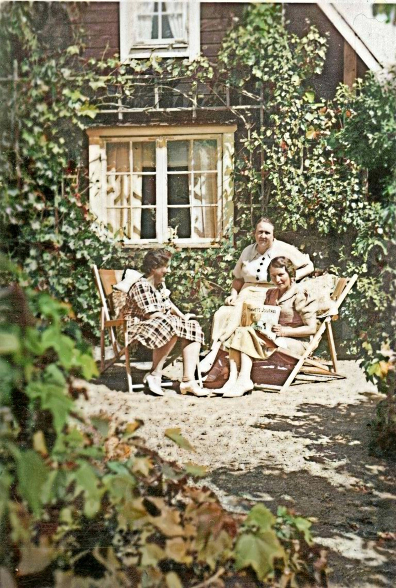 Majken och kompis besöker en av granngårdarna.