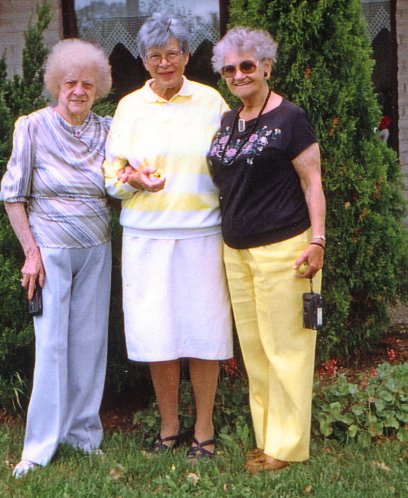 Faster Ellen i mitten tar emot USA-besök av Dororthy till höger och Alma till vänster, henes reskamrat. 1993