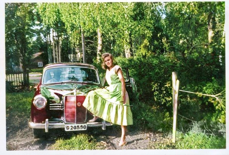 Gun stilar framför Mercedesen. Åke gömmer sej inne i bilen.
Bilden från Källbo.