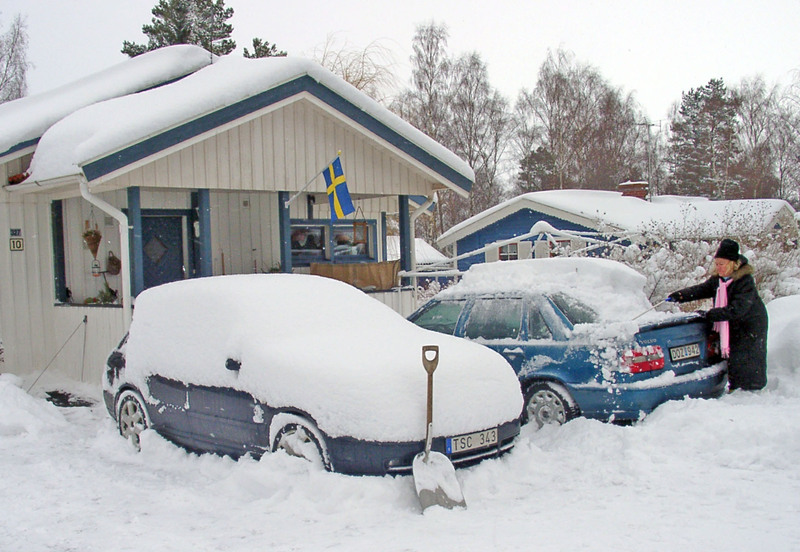 Det var inte alltid sommar i sommarstugan i Fågelsud och någon måste sköta snöskottningen.